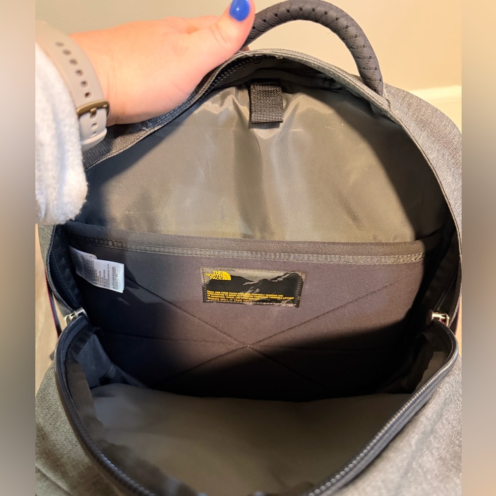 The North Face Recon Everyday Backpack - Durable Travel & Commuter Bag - Picture 4 of 5